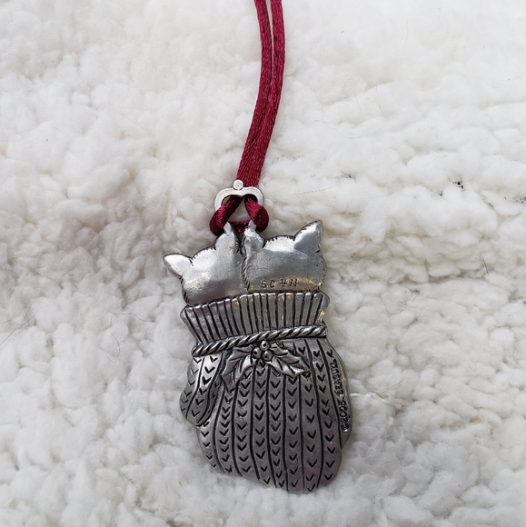 Y2K Signed Seagull Pewter Christmas Tree Decoration of Two Kittens in a Glove - Picture 5 of 5